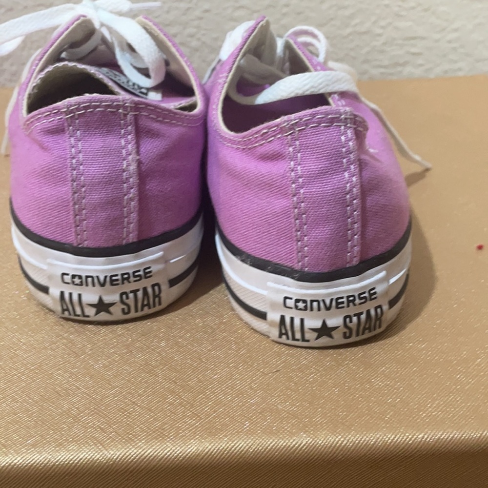 Converse lilac all star tennis shoes men 4 women’s size 6, more of a 7. Like new - Picture 4 of 5